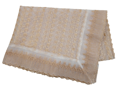 ★全面総刺繍の淡いベージュピンクのやや透け感のあるテーブルクロスです。 ■新品 ■サイズ：130x180cm(長方形) ■Made in CHINA ■ポリエステル：100％ ※糸の処理などに多少の甘さがある場合があります。実物と色や質感が多少異なってみえる場合があります。予めご了承ください。　