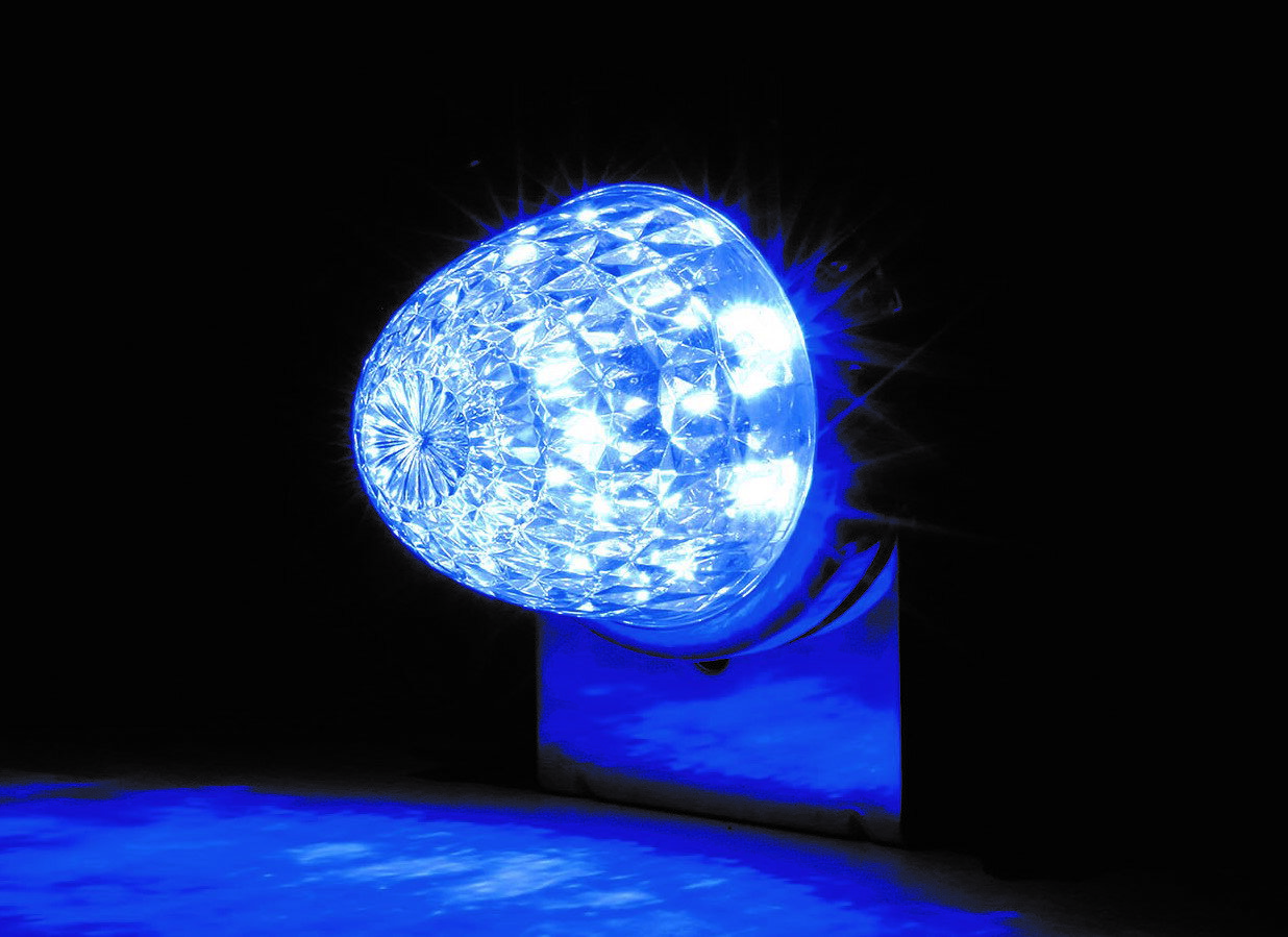 ●特殊なレンズ構造による鮮やかな拡散発光で路面まで明るく照射！ ●超高輝度LEDを使用し驚異の明かるさを実現！ ●LED数：6個 ●12/24v共用