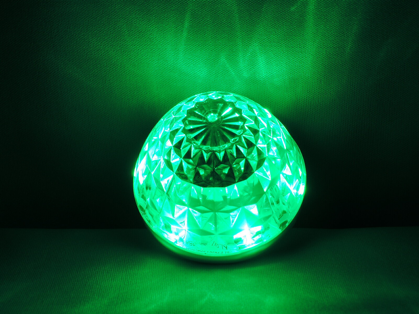 マーカーランプの電球を超高輝度LEDに交換！・路面をより明るく照射し安全を確保！ ・CREE社製LED採用！・24v12v共用・消費電力：2.35W ・カラー：レンズ（クリアー）／LED（グリーン） ・主材質：SMD LED、アクリル、ABS