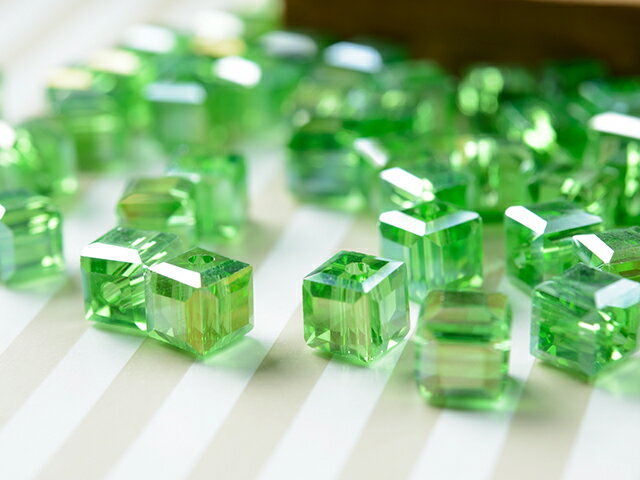 【毎日発送】 アクリル製 スクエア型ビーズ 緑 グリーンB 10粒 ネックレス ブレスレット ピアス アクセ..