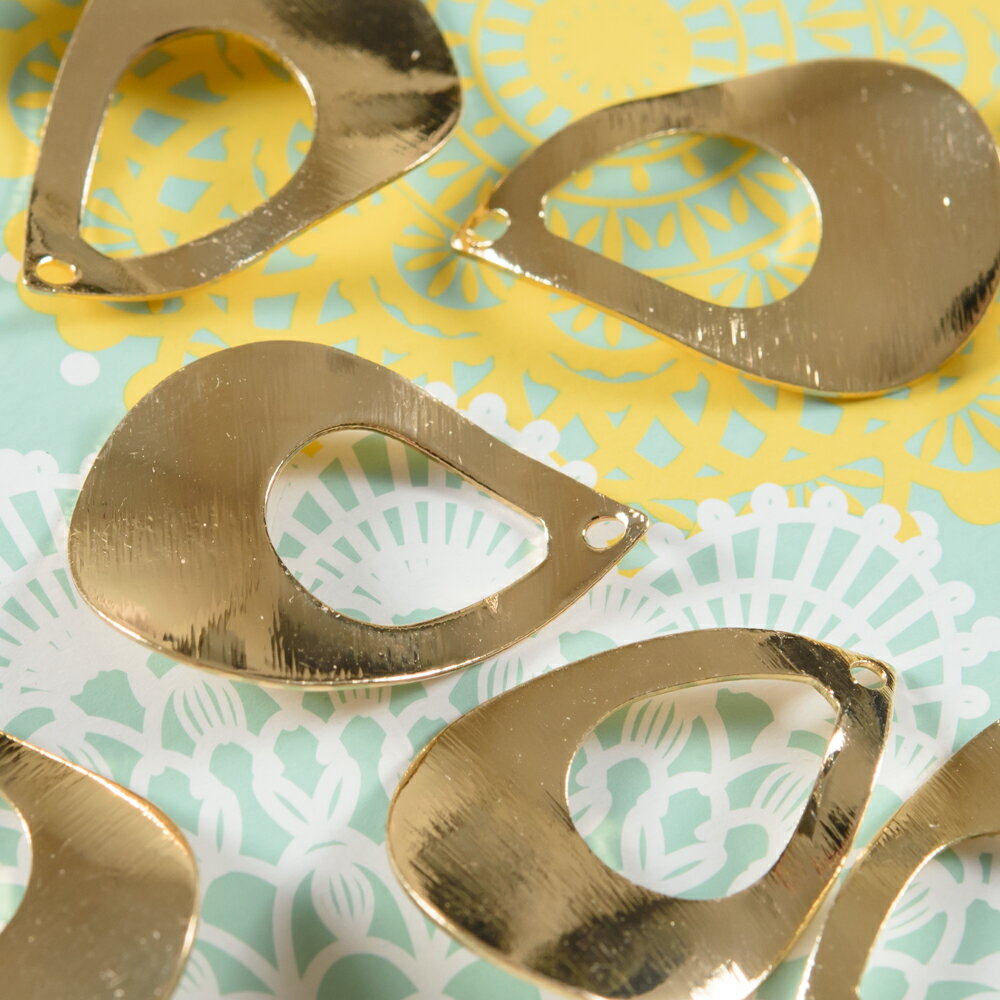 【毎日発送】 金属 メタル ピアス パーツ マットゴールド 幾何学 しずく 通し穴つき 23mm 2個 シンプル..