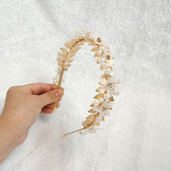 カチューシャ 痛くない 花モチーフ ヘアアクセサリー ヘアアレンジ 髪飾り おしゃれコーデ 上品 きれいめ 結婚式お呼ばれ パーティ 二次会 イベント かわいい...