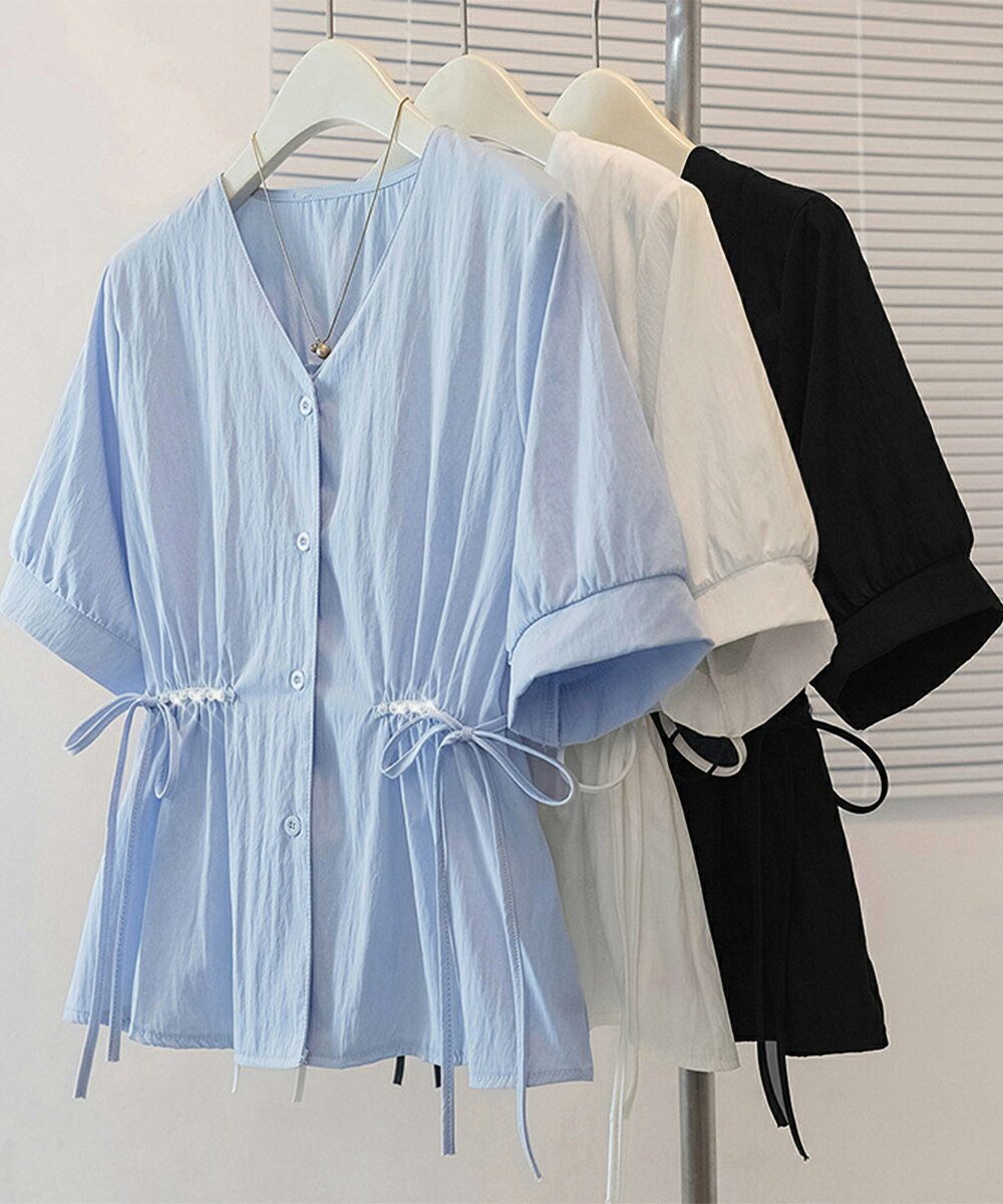 Rakuten - シャツ ブラウス 半袖 パール付 夏服 ドロスト Vネック ブラウス ウエストマーク 大人可愛い シャツ 白 オフィスカジュアル 着やせ ゆったり ギャザーシャツ ウエストリボン 体型カバー Mサイズ Lサイズ