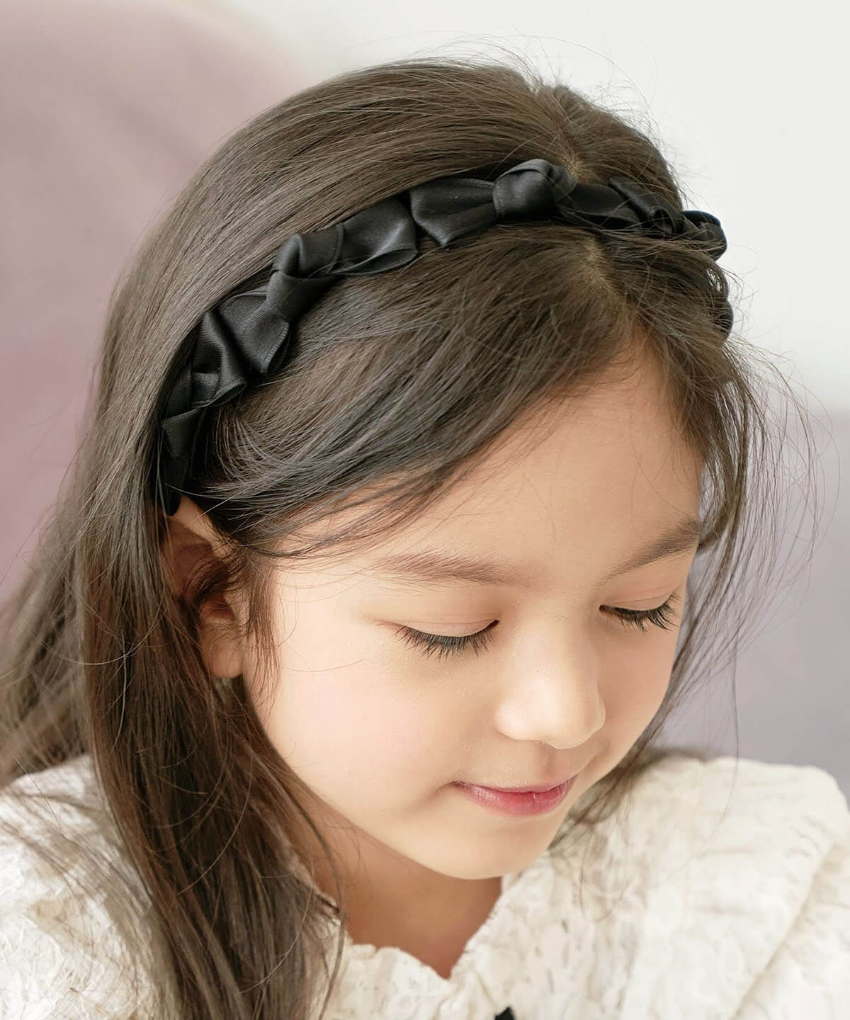 Rora公式 楽天市場店の子供服Rora プレッピー 無地 リボンカチューシャ 子供 カチューシャ キッズ リボン 大きい 大きめ 幅広 痛くない 髪飾 ヘアアクセ 可愛い カラフル シンプル 人気 女の子 卒園式 入学式 ピアノ発表会 結婚式 夏 カジュアル お出かけ ガーリー デイリー｜アングル3