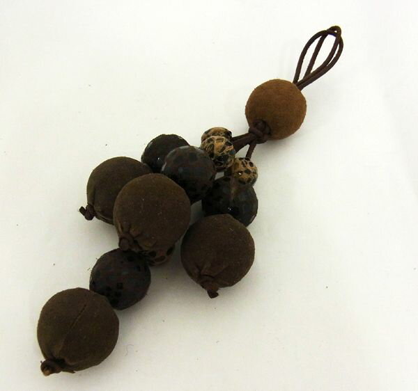 【ご購入前に必ずお読みください】 ※ 本製品はインドで現地の人によりひとつひとつ手作りで作られていますのでビーズの柄の見え方や革紐の長さに多少の違いあるなど掲載画像と 全く同じ作りの製品が届くとは限りません。それぞれ少しずつ違うオリジナル作品となっております。 全体的なカラーの組み合わせ、デザインはほぼ同じような作りですのでご安心ください。 ※ 掲載画像はイメージ画像です。 商品について 商品名 手作り本革ビーズタッセル　濃ブラウン系3 サイズ(約) 最長：14.5cm（ストラップ部分含む）/横幅：7cm 素材 牛革 ポスト投函配送詳細 5個までOK！ ※ポスト投函配送の注意事項：代引き・日時指定不可、補償なし 以下の場合、宅配便でのお届け、送料変更となります。 ・メール便最大数超えた場合 ・宅配便配送商品と同時購入 ※送料変更作業は、担当者にて確認後の手動となりますので、購入後の反映をお待ちください。 備　考 ※画像は閲覧環境により実際のお色と異なる場合がございます。