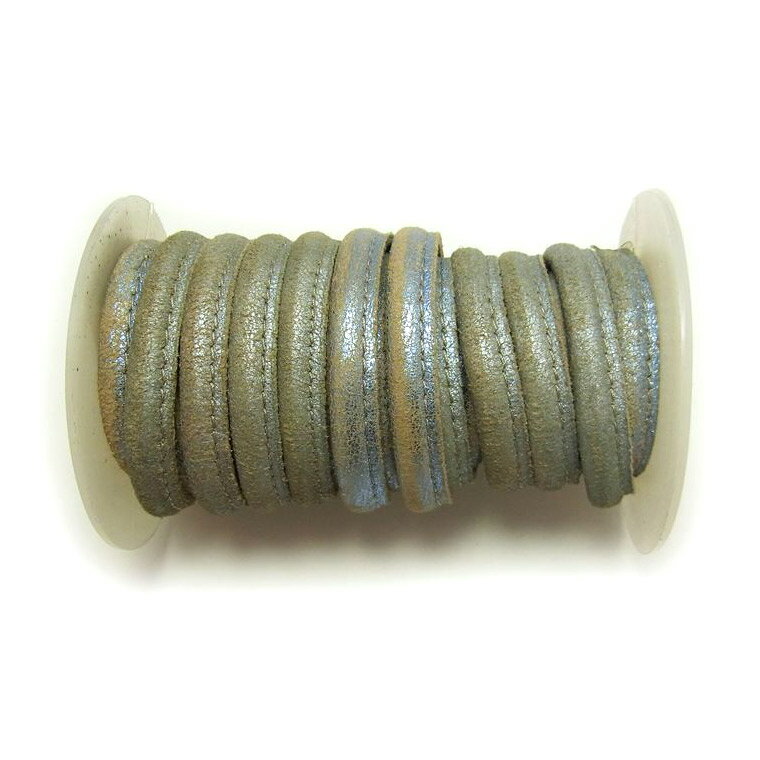 【ご購入前に必ずお読みください】 ※1、本製品は50cm単位での販売です。 【例：「1M」購入希望の場合】　注文数量「2」となります。 ※商品の特性により、革をつなぎ合わせた継ぎ目が含まれる場合がございます。 特に、複数量をご注文頂きました場合は、致し方ない商品となります。 ※2、デザインのある商品はカットする長さによって柄や模様の出方が変わってきます。 ※本革を使用していますので独特の香りがございます。また、小さなシワやヨレ、ステッチの乱れ等がございます。 ※3、その他、ご不明な点、お問い合わせは下記まで、お問い合わせください。 【お問い合わせ先：0742-30-4467】 予め、上記内容をご了承の上、ご注文頂けますよう、よろしくお願いいたします。 商品について 商品名 ハンドメイド用品 ワンサイドステッチレザーコード　革ひも/ シルバーグレー　ラメ 切り売り（50cm単位 サイズ(約) (約) 幅：10mm/厚み：6mm 素材 本革 原産国 インド ポスト投函配送詳細 4点(2m)までOK！ ※ポスト投函配送の注意事項：代引き・日時指定不可、補償なし 以下の場合、宅配便でのお届け、送料変更となります。 ・メール便最大数超えた場合 ・宅配便配送商品と同時購入 ※送料変更作業は、担当者にて確認後の手動となりますので、購入後の反映をお待ちください。 備　考 ※画像は閲覧環境により実際のお色と異なる場合がございます。 ※返品、交換理由の対象とはなりません。予めご了承くださいませ。※海外仕入れの製品のためお色、形など若干の差異がある場合がございます。予めご了承くださいませ。