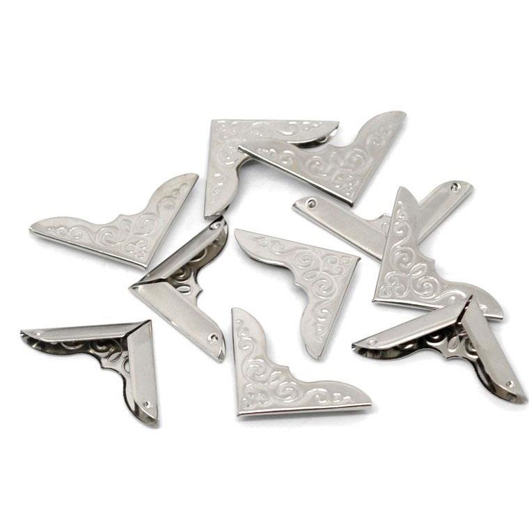 コーナー金具(コーナープレート) シルバートーン 32mm×23mm 厚さ3mm (4個入)【ゆうパケット対応】