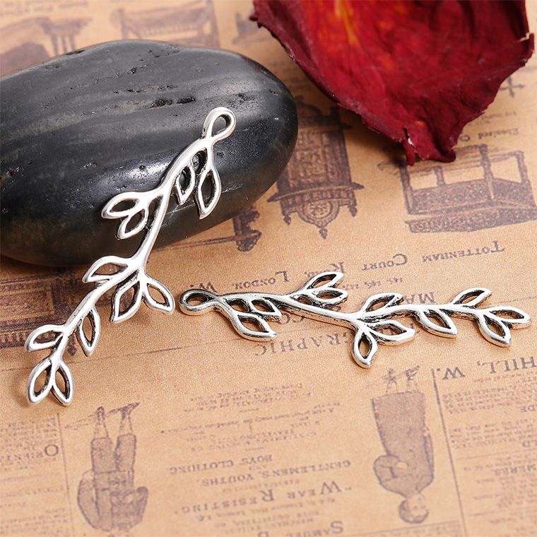 3個入 45mm×15mm メタルチャーム 蔦 銀古美 / 合金 金属製 コネクタパーツ 揺れる ぶら下げパーツ つた ガーランド リーフ leaf 唐草 ボタニカル シルバーカラー 銀色 ペンダントトップ ネックレスパーツ アクセサリー材料 ハンドメイド【ゆうパケット対応】