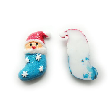 プラスチックカボション 靴下のサンタクロース 約28×18×8mm(2個入)/ xmas クリスマス オーナメント 装飾 樹脂パーツ 貼り付けパーツ 埋め込み 素材 ラメ きらきら デコパーツ セッティングパーツ 装飾パーツ アクセサリーパーツ ハンドメイド材料【ゆうパケット対応】