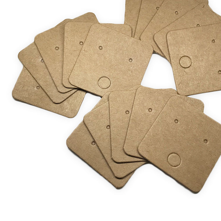 ピアス用 ディスプレイカード 正方形 ブラウン 40mm x 40mm(20個入) / ハンドメイド 自作 手作り クラフト ジュエリー 台紙 材料 オリジナル アクセサリー 台紙 副資材 手芸用品 店舗 穴あき 紙 ペーパー製 厚紙 備品 POP ポップ 販促【ゆうパケット対応】