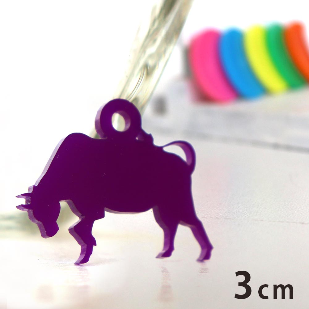 商品について 商品名 アンシャンテラボ アクリルチャーム3cm 闘牛 商品について かっこいい闘牛に穴が付いたパーツです。マルカンとカニカンを付けてチャームにするのもおすすめ。ピアス・ブレスレットなどのアクセサリー作り、レジンにも最適です。サイズ違いや色違いの組み合わせもかっこいいですよ♪ サイズ（約） 横×縦 32mm×25.5mm 厚さ2mm 穴3mm セット内容 ×1 ブランド アンシャンテ・ラボ ※アンシャンテ・ラボは"みんなの好きを応援する"をブランドミッションに、アンシャンテの自社工房で企画・製作したオリジナル商品のブランドです。 ポスト投函配送詳細 30個までOK！ ※ポスト投函配送の注意事項：代引き・日時指定不可、補償なし 以下の場合、宅配便でのお届け、送料変更となります。 ・メール便最大数超えた場合 ・宅配便配送商品と同時購入 ※送料変更作業は、担当者にて確認後の手動となりますので、購入後の反映をお待ちください。 備　考 ※画像は閲覧環境により実際の色と異なる場合がございます。あらかじめご了承ください。※デザインの都合上、縦横比が変わるため、実寸サイズが多少異なる場合があります。 サイズバリエーション一覧 3cmサイズ 3cmサイズ 5cmサイズ 7cmサイズ■その他のサイズ■