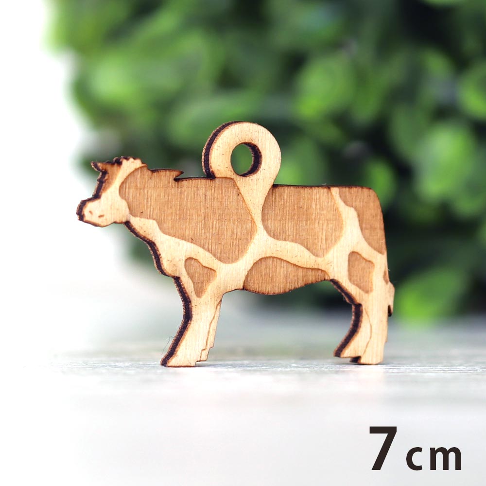 商品について 商品名 アンシャンテラボ 木製チャーム7cm うし 商品について 可愛いうしに穴が付いたパーツです。マルカンとカニカンを付けてチャームにするのもおすすめ。ピアス・ブレスレットなどのアクセサリー作りに最適です。サイズ違いの組み合わせも可愛いですよ♪ サイズ（約） 横×縦 72mm×53mm 厚さ2mm 穴8mm 素材 木（アガチス） セット内容 ×1 ポスト投函配送詳細 30個までOK！ ※ポスト投函配送の注意事項：代引き・日時指定不可、補償なし 以下の場合、宅配便でのお届け、送料変更となります。 ・メール便最大数超えた場合 ・宅配便配送商品と同時購入 ※送料変更作業は、担当者にて確認後の手動となりますので、購入後の反映をお待ちください。 ブランド アンシャンテ・ラボ ※アンシャンテ・ラボは"みんなの好きを応援する"をブランドミッションに、アンシャンテの自社工房で企画・製作したオリジナル商品のブランドです。 備　考 ※画像は閲覧環境により実際の色と異なる場合がございます。あらかじめご了承ください。※デザインの都合上、縦横比が変わるため、実寸サイズが多少異なる場合があります。 サイズバリエーション一覧 3cmサイズ 5cmサイズ 7cmサイズ