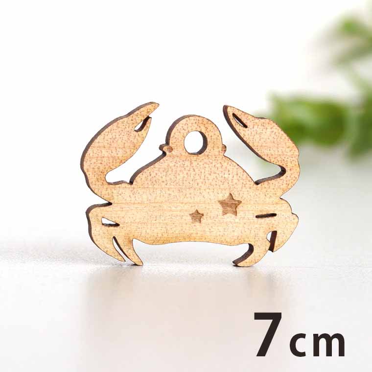 商品について 商品名 木製チャーム7cm カニ 商品について カニの可愛いシルエットに穴が付いたパーツです。ピアスやイヤリングのアクセサリーにしたり、ラッピングのアクセントにピッタリです♪ サイズ（約） 横×縦 70mm×51mm 厚さ3mm 穴5mm 素材 木（アガチス） セット内容 ×1 ポスト投函配送詳細 30個までOK！ ※ポスト投函配送の注意事項：代引き・日時指定不可、補償なし 以下の場合、宅配便でのお届け、送料変更となります。 ・メール便最大数超えた場合 ・宅配便配送商品と同時購入 ※送料変更作業は、担当者にて確認後の手動となりますので、購入後の反映をお待ちください。 ブランド アンシャンテ・ラボ ※アンシャンテ・ラボは"みんなの好きを応援する"をブランドミッションに、アンシャンテの自社工房で企画・製作したオリジナル商品のブランドです。 備　考 ※画像は閲覧環境により実際の色と異なる場合がございます。あらかじめご了承ください。※デザインの都合上、縦横比が変わるため、実寸サイズが多少異なる場合があります。 サイズバリエーション一覧 3cmサイズ 5cmサイズ 7cmサイズ■その他のサイズ■