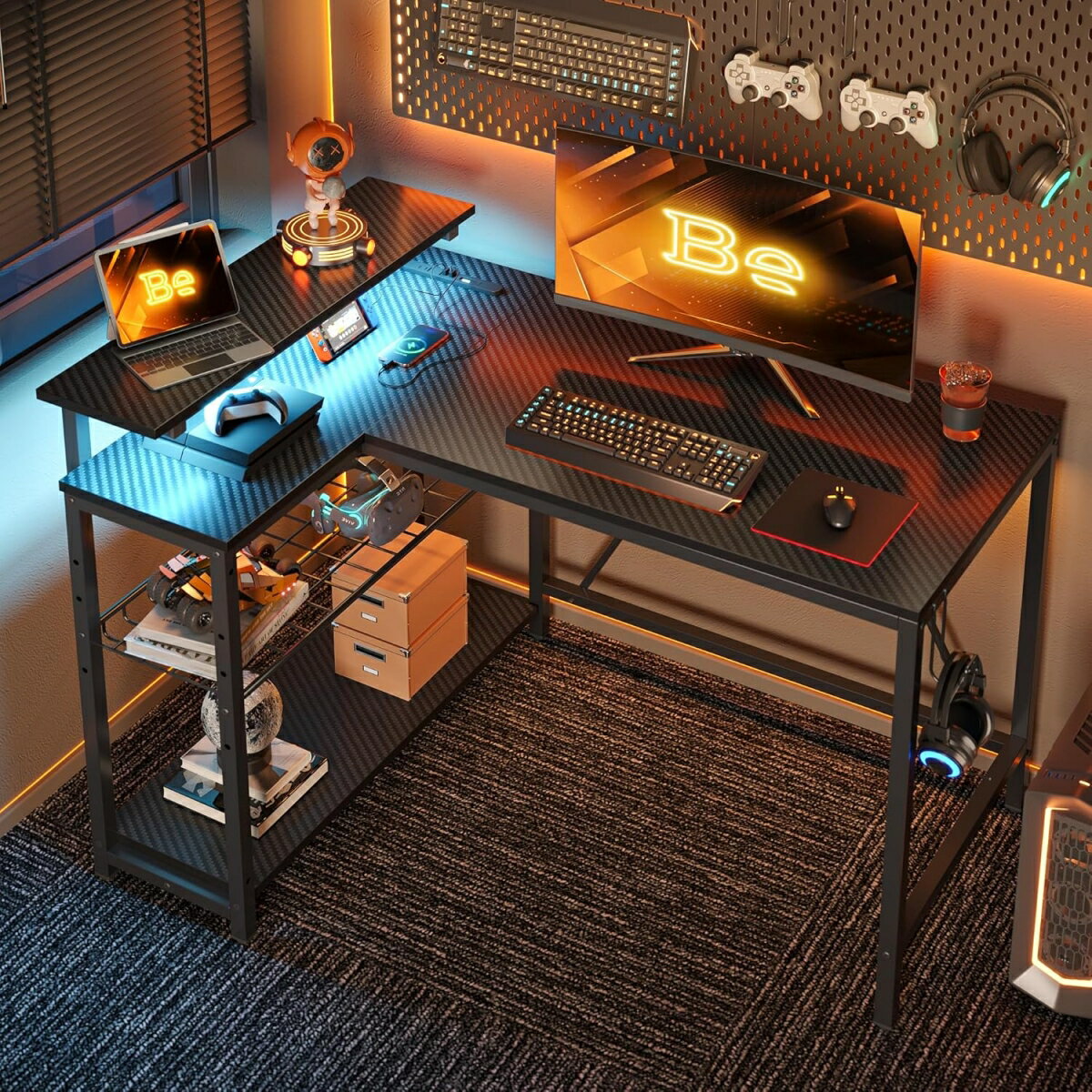 【P4倍+10%OFF+10%クーポン 本日限定】＼送料無料/ ゲーミングデスク L字 パソコンデスク 幅107cm コンセント&モニター台付き USB-C対応 机 pcデスク ラック付き 左右組み換え可能 棚高さ調節可能 ゲームデスク LEDライト付き カーボン調ブラック