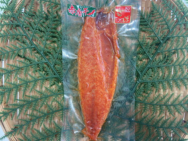 品名 さば赤唐干 原材料名 さば（ノルウェー産）、昆布調味液、唐辛子、豆板醤（大豆・小麦を含む）食塩／酸化防止剤（ビタミンC） 賞味期限 冷凍（-18℃以下）で180日間 保存方法 冷凍（-18℃以下）での保存をお願いします。なお、解凍後は10℃以下で保存の上5日以内にお早めにお召し上がり下さい。ぴん太郎が初の「ピリ辛の干物」がWEBショップでも販売開始となりました。 通常の秘伝のたれに一晩漬け込んでから、上から自家製ピリ辛のたれを丁寧にぬってあります。 使用している原料はノルウェー産の上質なさばで脂が大変のっております。 直売店ではすでに人気の商品で、ご飯のおかずに最適！是非、ご賞味下さい。 ※撮影用装飾備品等は含まれておりません。