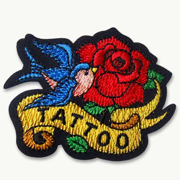 緻密な刺繍をほどこしたクールなデザインのワッペンです。 アイロンで簡単に接着できるので、ジャケットや小物のデコ＆リメイクにどうぞ。 ■ワッペンサイズ： 幅（約）6.5cm×高さ（約）5cm ■アイロンで接着できます。 ■ 主な材質：ポリエステル、レーヨン、他 ※洗濯もOK! ※使い方や取扱い上のご注意は商品台紙裏面をお読みください。
