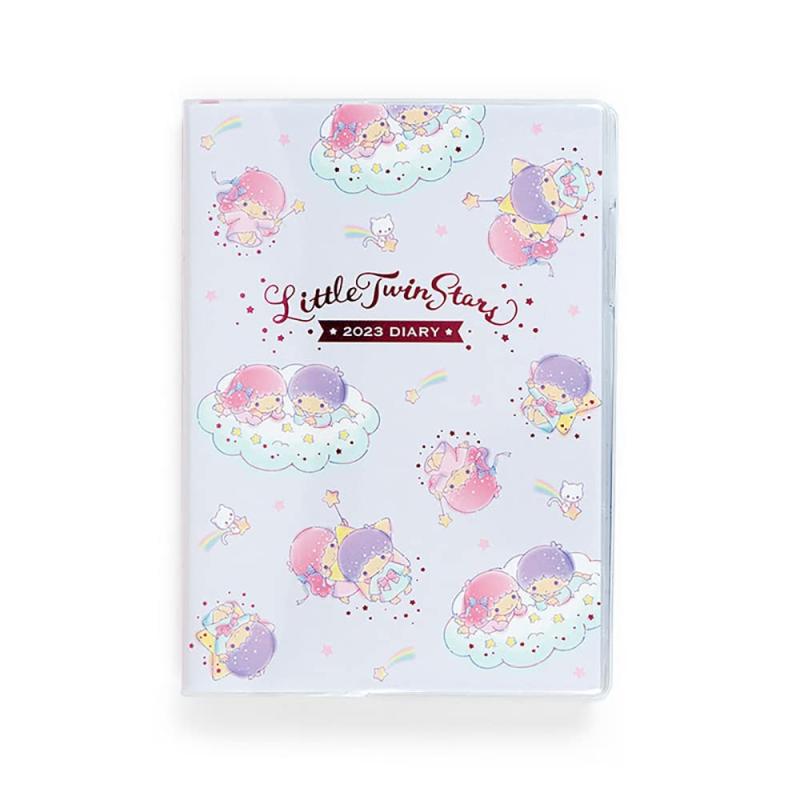 サンリオ(SANRIO) サンリオ 手帳 2023年 ダイアリー マンスリー 横罫タイプウィークリー B6サイズ リトルツインスターズ キキララ kikilala 予定シール 2022年10月始まり 六曜全表示 月齢 女の子 キ本体サイズ:約13.5×1.3×18.7cm。たっぷりの書き込みスペース。横罫タイプのウィークリー。ワイド編集【編集内容】。カレンダー(2023年・2024年)。年間スケジュール(2023年)。月間スケジュール(2022年10月-2024年3月)。週間スケジュール(2022年9月19日-2023年12月31日)。メモ。キャラクター紹介。アドレス。パスワードリスト。防災メモ。干支入年齢早見表。パーソナルインフォメーション。切り取りメモ。予定シール。しおり付き。主な材料・原料:紙複数店舗にて販売をしておりますため、在庫データの更新が間に合わず、欠品にも関わらず、注文ができる場合がございます。その際は、キャンセルにて対応を取らせていただきます。当店はお電話のお問い合わせはお受けしておりませんので、ご了承ください。お問い合わせは、問い合わせフォームをご利用ください。