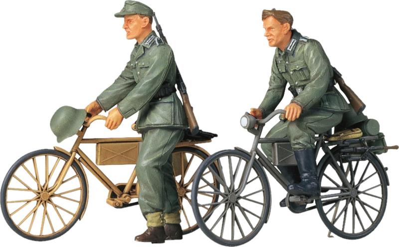 タミヤ 1/35 ミリタリーミニチュアシリーズ No.240 ドイツ陸軍 歩兵 自転車行軍セット プラモデル 35240組み立て、塗装が必要なプラモデル。別途、工具、塗料等が必要。複数店舗にて販売をしておりますため、在庫データの更新が間に合わず、欠品にも関わらず、注文ができる場合がございます。その際は、キャンセルにて対応を取らせていただきます。当店はお電話のお問い合わせはお受けしておりませんので、ご了承ください。お問い合わせは、問い合わせフォームをご利用ください。