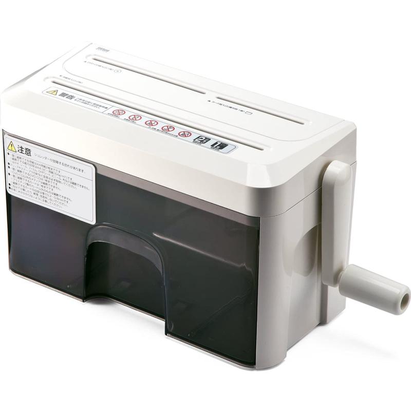 サンワダイレクト シュレッダー 家庭用 手動 マイクロクロスカット A4/2枚 CD DVD カード 対応 ハンドシュレッダー 1個 400-PSD010DVD、CD、紙、クレジットカードが細断可能な 手動シュレッダー です。コンパクト な 小型シュレッダー で 卓上 などにおいても邪魔になりません。手動式でモーター音がないため細断音もとっても静かです。用紙の細断形状はセキュリティ性の高い2×10mm微細マイクロカットです。投入口は用紙用220mmで A4 コピー用紙を折らずに最大2枚、CD/DVD/カードもそのまま1枚が細断できます。ダストボックスの容量は約3.5リットルでA4用紙33枚分の細断クズを収容できます。引き出し式なので、細断クズの廃棄にも便利です。底面には緩衝用スポンジが付いており、設置場所に設置跡が残りません。また、滑り止めや振動吸収の効果もあります。【ご注意】シュレッダーの刃の部分に用紙などの細断くずが付着している場合がありますが、全品検品を行なっているため、製品検品の際の細断くずが付着したものになります。使用上問題ございませんので、予めご了承ください。CD/DVDは3分割、カードは5分割のストレートカットです。プラスチック製のカード以外は細断できません。期間：ご購入日より6ヶ月複数店舗にて販売をしておりますため、在庫データの更新が間に合わず、欠品にも関わらず、注文ができる場合がございます。その際は、キャンセルにて対応を取らせていただきます。当店はお電話のお問い合わせはお受けしておりませんので、ご了承ください。お問い合わせは、問い合わせフォームをご利用ください。