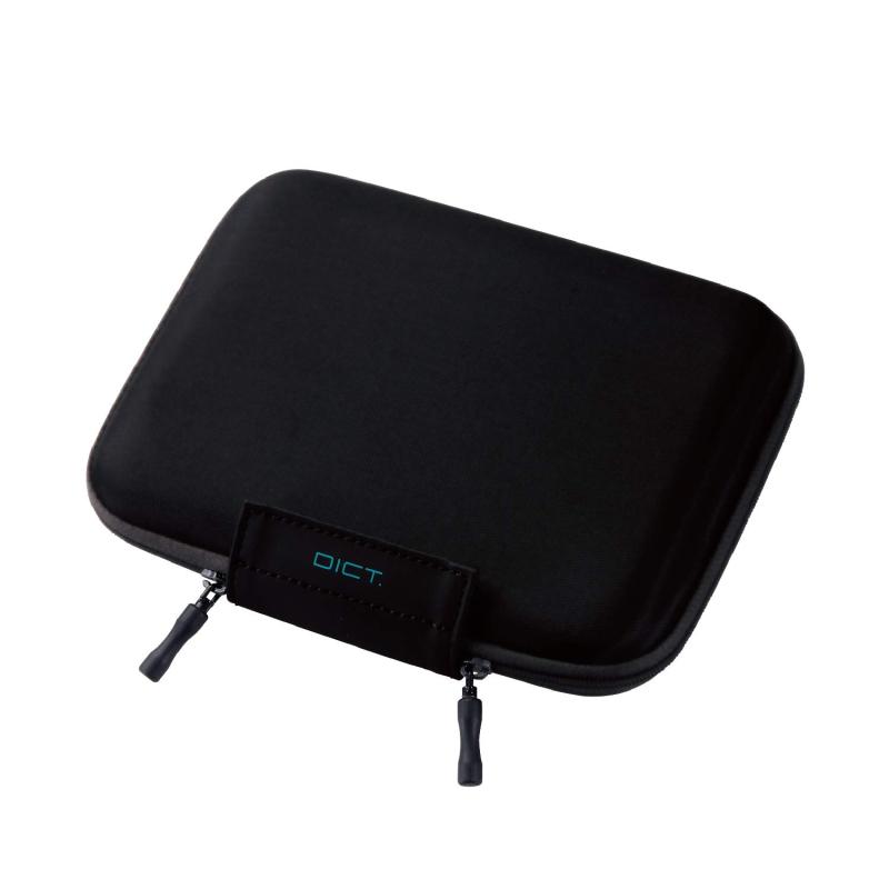 エレコム 電子辞書ケース/2way/収納ポケット付/Lサイズ/ブラック DJC-024LBKパッと開閉、しっかり守る。2タイプの開閉方式で、使用時も持ち運び時も便利に使えるセミハードタイプの電子辞書ケース“DICT.&quot;。軽くて丈夫なEVA素材を使用し、傷・ほこり・衝撃から電子辞書本体を守るセミハードタイプです。電子辞書使用時は、フラップで簡易に留められるので、パッと開いてすぐに使用可能です。持ち運ぶ際は、ファスナーを閉じてしっかり収納できるので、カバンなどに入れていてもゴミやホコリが付着する心配がありません。ファスナーは開閉しやすいダブルファスナーを採用しています。複数店舗にて販売をしておりますため、在庫データの更新が間に合わず、欠品にも関わらず、注文ができる場合がございます。その際は、キャンセルにて対応を取らせていただきます。当店はお電話のお問い合わせはお受けしておりませんので、ご了承ください。お問い合わせは、問い合わせフォームをご利用ください。