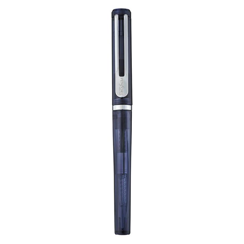 ナカバヤシ TACCIA ファセット万年筆 クリアブラック ペン先サイズ F TPF-001-CBK-F 細字材質：ボディ・キャップ/アクリル、PP(インナーキャップ)、クリップ/炭素鋼鋼材(S50C)＋クロームメッキ、ペン先/ステンレス、イリジウム、コンバータ・カートリッジ/PPインク方式：カートリッジ・コンバーター兼用本体サイズ：胴軸径：最太部16mm・最細部13mm、長:141mm重量：22g複数店舗にて販売をしておりますため、在庫データの更新が間に合わず、欠品にも関わらず、注文ができる場合がございます。その際は、キャンセルにて対応を取らせていただきます。当店はお電話のお問い合わせはお受けしておりませんので、ご了承ください。お問い合わせは、問い合わせフォームをご利用ください。