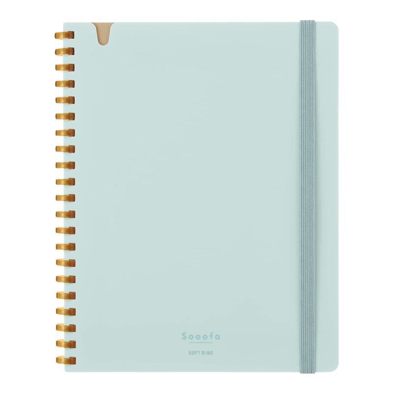 コクヨ ノート ソフトリングノート Sooofa B6 変形 4mm方眼 青 ス-SV748S4-LBシンプルながらもスマートさと程よいリラックス感のある、 ON/OFF問わずに使えるノート【表紙】 ライトブルー【サイズ】 B6変形(182×140mm)【罫内容】 4mm方眼罫 【枚数】 80枚【材質】 中紙/上質紙、表紙・表裏/PP、リング/オレフィン系樹脂複数店舗にて販売をしておりますため、在庫データの更新が間に合わず、欠品にも関わらず、注文ができる場合がございます。その際は、キャンセルにて対応を取らせていただきます。当店はお電話のお問い合わせはお受けしておりませんので、ご了承ください。お問い合わせは、問い合わせフォームをご利用ください。