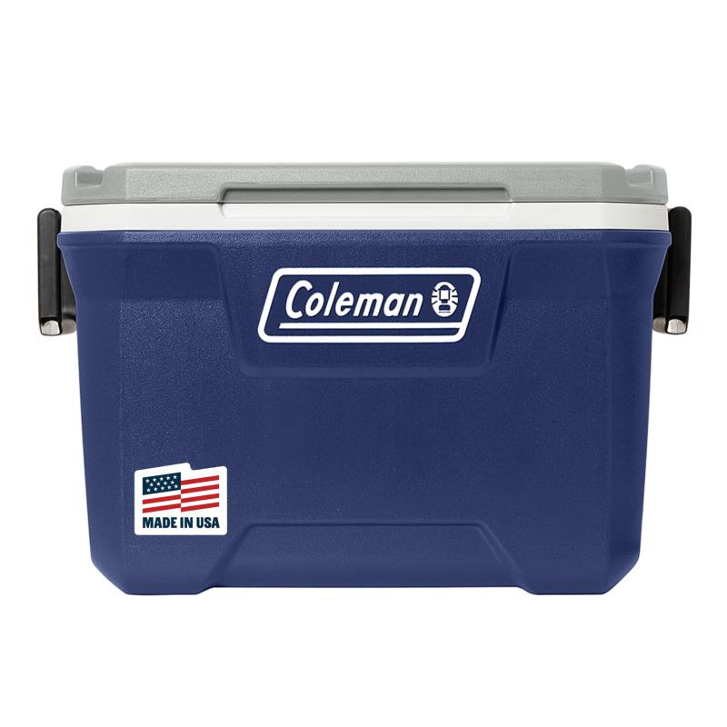 Coleman(コールマン) クーラボックス 316シリーズ 52QTハードクーラー アウトドア キャンプ 釣り 部活 極厚断熱材 49L 防災【使用シーン】　ファミリーキャンプやグループキャンプ、BBQなどのアウトドアレジャーで活躍します。　暑さが気になる屋外でのクラブ活動・部活・スポーツ大会や運動会などの飲料・お弁当の保冷にも役立ちます。　【容量49L】2Lペットボトルが10本収納可能なサイズになっています。【保冷力5日】適切な方法でご使用いただいた際に保冷力が5日継続します。長期滞在のキャンプにぴったりなクーラーボックスです。【高い保冷力】ボディだけでなくフタ部分にも断熱フォームを使用しているために保冷力が高く、暑い時期でも安心して使用できます。【カップホルダー付き】トップ部分にカップホルダーを4箇所設けているため、簡単なテーブルとしても使用ができます。また、水切りが設置されており溜まった水が流れるようになっています。【イージークリーントップ】さっと汚れが拭き取りやすい表面加工でいつでも清潔に保てます。【便利な水抜き】底部にドレインが設置されているため、クーラー内に溜まった水を簡単に排水できます。【サイズ】約65×38×42（h)cm　重量:約4.6kg 【材質】ポリエチレン、ポリプロピレン、発泡ウレタン【品】ネイビーのカラーは、日本ではジャパンでしか販売していない品となります。食べ物を入れる際は袋や容器に入れてからご使用ください。複数店舗にて販売をしておりますため、在庫データの更新が間に合わず、欠品にも関わらず、注文ができる場合がございます。その際は、キャンセルにて対応を取らせていただきます。当店はお電話のお問い合わせはお受けしておりませんので、ご了承ください。お問い合わせは、問い合わせフォームをご利用ください。