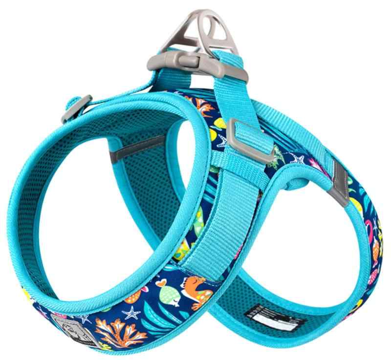 cocomall 喉に優しい犬ハーネス 犬用ハーネス 犬用胴輪 3M反射材料 ナイロン製 超型犬、小型犬、中型犬に向け(S, 色柄ブルー)高級なナイロンメッシュ素材：愛犬のカラダに触れる部分は全範囲が柔らかく上質のナイロンメッシュ生地が覆っています。そのため、肌触りがソフトで、摩擦による痛みはありません。2層セキュリティ設定：マジックテープとDuraflex社製のバックルを採用、引っ張っても圧力が体全体に分散され、安定感が増すので、バランスよく歩けるようになり、心地好くお散歩できます。高品質な留め具：耐衝撃性に優れたアルミのDカンは高い引張り強さ、耐腐食性と硬度がある。調節できる、操作簡単：マジックテープと2ヶ所アジャスターで幅広いサイズに調整可能。一度サイズを調節を行えばバックルロックで止めるだけの簡単着脱仕様。反射LOGO、ネームフレーム付き、洗濯できる：水に濡れても色落ちをしなくて、汚れても洗うだけで簡単元通り。複数店舗にて販売をしておりますため、在庫データの更新が間に合わず、欠品にも関わらず、注文ができる場合がございます。その際は、キャンセルにて対応を取らせていただきます。当店はお電話のお問い合わせはお受けしておりませんので、ご了承ください。お問い合わせは、問い合わせフォームをご利用ください。