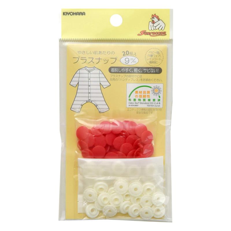 KIYOHARA サンコッコー プラスナップ 20組入 直径9mm レッド SUN15-64糸 ・ 針 不要で取り付けられる プラスナップ 。 金属アレルギー の方にも安心の プラスチック 製。ご注意:取り付けには、別売りの 卓上プレス (品番:SUN15-94)もしくは ハンディプレス (品番:SUN15-56)が必要です。 / 裏面ヘッドは表面と共色、 バネ ・ゲンコの色は全て オフホワイト です。プラスナップのサイズ:直径約9mm / 取り付けに最適な 生地 の厚み:圧縮して約0.8mm入数:20組入素材: ポリアセタール / 日本製複数店舗にて販売をしておりますため、在庫データの更新が間に合わず、欠品にも関わらず、注文ができる場合がございます。その際は、キャンセルにて対応を取らせていただきます。当店はお電話のお問い合わせはお受けしておりませんので、ご了承ください。お問い合わせは、問い合わせフォームをご利用ください。