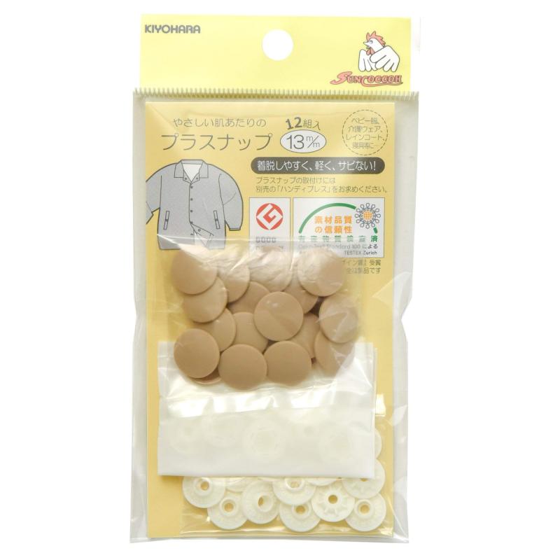 KIYOHARA サンコッコー プラスナップ 12組入 直径13mm ベージュ SUN15-77糸 ・ 針 不要で取り付けられる プラスナップ の 業務用 ・ 大容量 パック 。 金属アレルギー の方にも安心の プラスチック 製。ご注意:取り付けには、別売りの 卓上プレス (品番:SUN15-94)もしくは ハンディプレス (品番:SUN15-56)が必要です。 / 裏面ヘッドは表面と共色、 バネ ・ゲンコの色は全て オフホワイト です。プラスナップのサイズ:直径約13mm / 取り付けに最適な 生地 の厚み:圧縮して約1.5mm入数:12組入素材: ポリアセタール / 日本製複数店舗にて販売をしておりますため、在庫データの更新が間に合わず、欠品にも関わらず、注文ができる場合がございます。その際は、キャンセルにて対応を取らせていただきます。当店はお電話のお問い合わせはお受けしておりませんので、ご了承ください。お問い合わせは、問い合わせフォームをご利用ください。