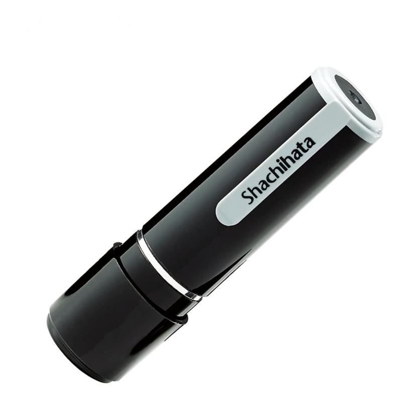 シャチハタ 印鑑 ハンコ ネーム9 XL-9 印面9.5ミリ 高崎【名前】高崎 【書体】楷書体【印面サイズ】9.5mm 【インキ色】朱色【ご注意】印面完成品です。(印面オーダータイプではありません)【仕様】浸透印 【専用補充インキ(別売)】XLR-9N(カートリッジ式)【サイズ】Φ18.8×68.3mm複数店舗にて販売をしておりますため、在庫データの更新が間に合わず、欠品にも関わらず、注文ができる場合がございます。その際は、キャンセルにて対応を取らせていただきます。当店はお電話のお問い合わせはお受けしておりませんので、ご了承ください。お問い合わせは、問い合わせフォームをご利用ください。