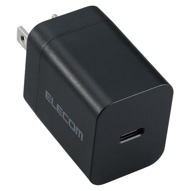 エレコム 充電器 Type-C USB-C 20W USB PD対応 1ポート PSE認証品 GaN採用 折りたたみ式プラグ ブラック 【 iPhone16 15 等対応】 EC-AC6820BKUSB Power Deliveryに対応したUSB Type-C(TM)ポートを搭載し、対応するスマートフォン、タブレットなどを充電できるUSB AC充電器です。USB Power Delivery(パワーデリバリー)とは、アダプターと接続機器間で情報をやり取りすることで、その機器間における最適な電力を選択し、高速充電を実現するUSB規格です。本製品の最大出力は20Wです。複数口があるコンセントに挿すとき、隣の差込口に干渉しないスリムなデザインです。USB Power Deliveryに対応しています。iPhoneを約30分で50%まで充電できるから、外出先でスピード充電が可能です。複数店舗にて販売をしておりますため、在庫データの更新が間に合わず、欠品にも関わらず、注文ができる場合がございます。その際は、キャンセルにて対応を取らせていただきます。当店はお電話のお問い合わせはお受けしておりませんので、ご了承ください。お問い合わせは、問い合わせフォームをご利用ください。