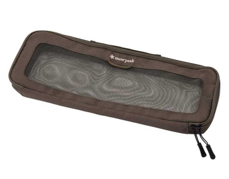 スノーピーク(snow peak)キッチンメッシュケースオリーブ BG-030R-EC重量:109gサイズ:370×135×36(h)mm材質:ナイロン、PVCセット内容:本体のみメッシュ素材による衛生面にも考慮された設計。輸送時の傷や緩衝材としての役割も。複数店舗にて販売をしておりますため、在庫データの更新が間に合わず、欠品にも関わらず、注文ができる場合がございます。その際は、キャンセルにて対応を取らせていただきます。当店はお電話のお問い合わせはお受けしておりませんので、ご了承ください。お問い合わせは、問い合わせフォームをご利用ください。