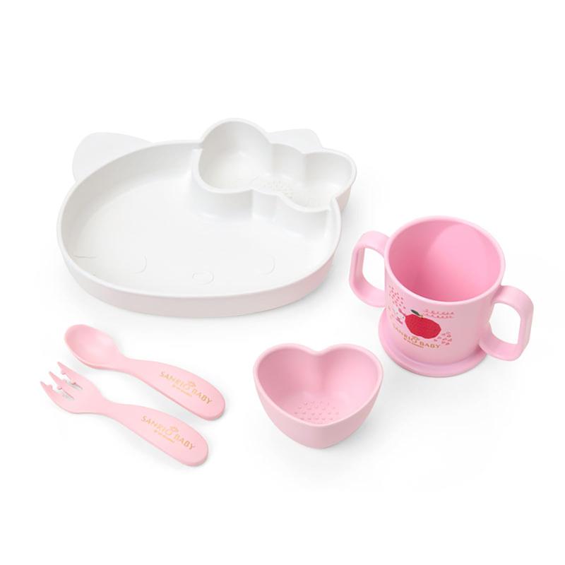 サンリオ(Sanrio Baby) ベビー食器セット ハローキティ 5点セット ランチプレート 小鉢 両手マグ スプーン フォーク 赤ちゃん 子供 出産祝い プレゼント 565890本体サイズ：パッケージ:約幅30×奥行7.7×高さ25cm。主な材料・原料：ランチプレート・小鉢・両手マグ:PP。スプーン・フォーク:ABS樹脂タルクを20％配合し石油由来成分を削減した環境に優しい、サステナブルな食器。バクテキラー抗菌剤使用。耐熱温度:ランチプレート・小鉢・両手マグ約140度、スプーン・フォーク約100度。煮沸、電子レンジ加熱、食器洗い乾燥機使用可（スプーン・フォークのみ煮沸、電子レンジ加熱不可）。煮沸消毒、電子レンジ消毒不可。直火、オーブン、グリル使用不可。(C) 2025 SANRIO CO., LTD.　著作 株式会社サンリオ複数店舗にて販売をしておりますため、在庫データの更新が間に合わず、欠品にも関わらず、注文ができる場合がございます。その際は、キャンセルにて対応を取らせていただきます。当店はお電話のお問い合わせはお受けしておりませんので、ご了承ください。お問い合わせは、問い合わせフォームをご利用ください。