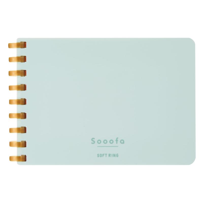コクヨ ソフトリング メモ Sooofa A7 変形 4mm方眼 80枚 青 メ-SV778S4-LBシンプルながらもスマートさと程よいリラックス感のある、ON/OFF問わずに使えるメモ【サイズ】 A7変形(中紙寸法：タテ76×ヨコ105mm)【罫内容】 4mm方眼罫 【枚数】 80枚【表紙色】 ライトブルー【材質】 中紙：上質紙、表紙・表裏：PP、リング：オレフィン系樹脂複数店舗にて販売をしておりますため、在庫データの更新が間に合わず、欠品にも関わらず、注文ができる場合がございます。その際は、キャンセルにて対応を取らせていただきます。当店はお電話のお問い合わせはお受けしておりませんので、ご了承ください。お問い合わせは、問い合わせフォームをご利用ください。