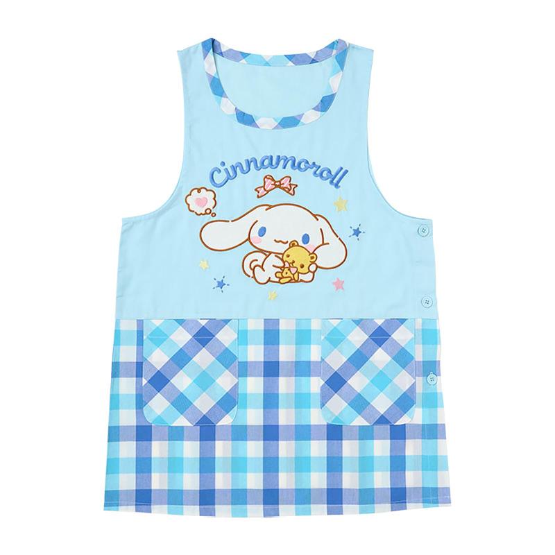 サンリオ(SANRIO) ラン型エプロン シナモロール 305316本体サイズ：【大人用】着丈:80cm、身幅:52cm。主な材料・原料：無地部分:ポリエステル80%、綿20%チェック部分:ポリエステル65%、綿35%アップリケ部分:ポリエステル100%オープンポケット2。ボタン3。ホームウェア感覚で着れるチュニック形状。ボタンが横に付いているので着脱しやすい。動きやすいショート丈。総柄デザインの部分は、商品によって柄の出方が若干異なります。(C) 2025 SANRIO CO., LTD.　著作 株式会社サンリオ複数店舗にて販売をしておりますため、在庫データの更新が間に合わず、欠品にも関わらず、注文ができる場合がございます。その際は、キャンセルにて対応を取らせていただきます。当店はお電話のお問い合わせはお受けしておりませんので、ご了承ください。お問い合わせは、問い合わせフォームをご利用ください。