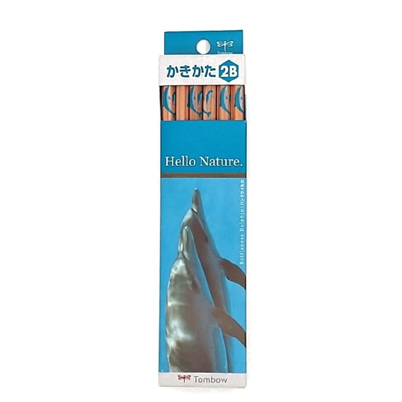 トンボ鉛筆 鉛筆 ハローネイチャー かきかた 2B ドルフィン 1ダース KB-KHNDL2B【ハローネイチャー】エコ文具シリーズ【仕様】柄付き鉛筆／六角軸【用途】事務・学習用【入数】12本入り（1ダース）【パッケージサイズ】幅48×厚さ17×全長198mm／重量59g複数店舗にて販売をしておりますため、在庫データの更新が間に合わず、欠品にも関わらず、注文ができる場合がございます。その際は、キャンセルにて対応を取らせていただきます。当店はお電話のお問い合わせはお受けしておりませんので、ご了承ください。お問い合わせは、問い合わせフォームをご利用ください。