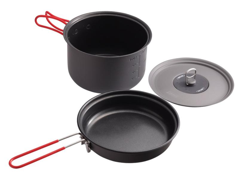 Coleman(コールマン) クッカー パックアウェイクッカーセット ノンスティック加工 アルミ製軽量 2000010530 キャンプ アウトドア BBQ バーベキュー フライパン 鍋 携帯 持ち運び 直火 頑丈【使用シーン】キャンプやBBQ、ツーリングやトレッキングでも活躍するクッカーセットです。ソロから少人数のグループキャンプまで対応します。【フライパンがセットに】便利なフライパンとフタ付きの片手鍋がセットになっています。別々に使用して効率的に料理することができます。【優れた熱伝導性】軽量で熱伝導性の良いアルミニウム製なので、調理時間が短く燃料を効率的に使うことが出来ます。【傷がつきにくい】ハードアノダイズド加工と呼ばれる表面の高度を上げる加工が施されており、傷がつきにくく耐久性に優れています。【持ちやすいハンドル】ハンドル部はシリコンカバーで滑りにくく、また熱くなりにくいので安全に使用できます。【お手入れしやすい】内側はノンスティック加工が施されているため焦げ付きやこびりつきにくくお手入れが簡単です。【滑りにくいスパイラル加工】底部はバーナーの上で滑り落ちにくいスパイラル加工が施されており安定して調理をすることができます。【コンパクト収納】すべて重ねて収納ができるためコンパクトにまとめられます。また、付属のメッシュポーチに収納でき持ち運びも容易です。【サイズ】使用サイズ：フライパン／約φ16.5×4（h）cm、片手鍋／約φ15.3×9（h）cm、約1.7L　収納サイズ：約φ18.5×14（h）cm　重量：約480g　【材質】アルミニウム（ノンスティック加工）、シリコン、ステンレス(ハンドル) 【付属品】メッシュポーチ"複数店舗にて販売をしておりますため、在庫データの更新が間に合わず、欠品にも関わらず、注文ができる場合がございます。その際は、キャンセルにて対応を取らせていただきます。当店はお電話のお問い合わせはお受けしておりませんので、ご了承ください。お問い合わせは、問い合わせフォームをご利用ください。