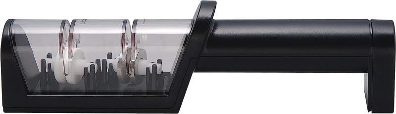 MIYABI ミヤビ 「 シャープナー 」 包丁 研ぎ 器 34536-007サイズ:3.6×21.2×6.2cm本体重量:0.13kg材質:本体/ABS樹脂、キャップ/ポリカーボネート、ロゴ:ステンレス生産国:日本複数店舗にて販売をしておりますため、在庫データの更新が間に合わず、欠品にも関わらず、注文ができる場合がございます。その際は、キャンセルにて対応を取らせていただきます。当店はお電話のお問い合わせはお受けしておりませんので、ご了承ください。お問い合わせは、問い合わせフォームをご利用ください。