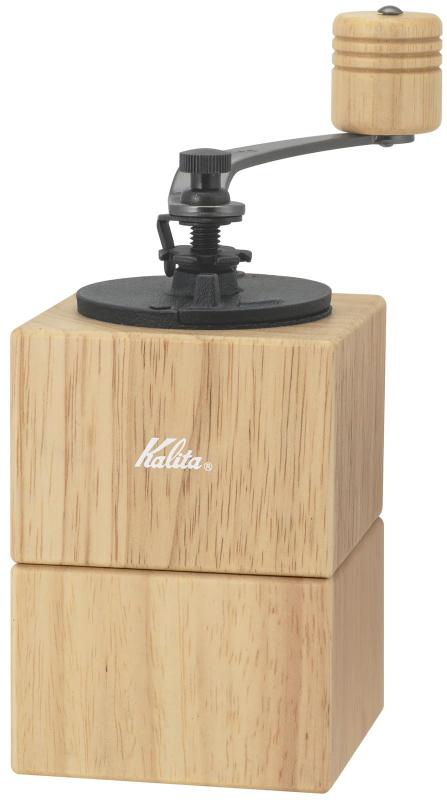 カリタ コーヒーミル キュービックミルNA #42207サイズ(約):8×8×15.5cm本体重量(約):585g素材・材質:アルミニウム製グラインダー、ラバーウッド ラッカー塗装仕上げ、粉受/マグネット接合生産国:台湾ホッパー容量:約15g、粉受容量:約30g複数店舗にて販売をしておりますため、在庫データの更新が間に合わず、欠品にも関わらず、注文ができる場合がございます。その際は、キャンセルにて対応を取らせていただきます。当店はお電話のお問い合わせはお受けしておりませんので、ご了承ください。お問い合わせは、問い合わせフォームをご利用ください。