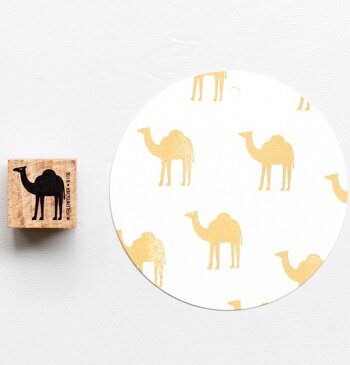 商品詳細 商品名 四角形スタンプ 柄名 ラクダ 砂漠 動物（KAMEL KLEIN） 商品説明 木製　四角形スタンプ。 押しやすいシャープとどことなく愛らしいアンティーク調のデザイン。手帳やカードメイキング、プレゼント包装など用途は色々！そこに置くだけで雰囲気たっぷりです。 スタンプ（印面）のサイズ 18,6 x 19 mm 素材 木製（ブナ材）/ゴム カラー ナチュラル その他 ※ご覧頂く環境により色・素材の見え方などが実際の商品と多少異なることがございます。 ※素材特有の混合物などが見られる場合がございますが、これらはクレームとしてお受け出来かねますのでどうぞご了承下さい。※本商品はインクがついておりません。★ヨーロッパ雑貨★木製のスタンプで温かみのあるデザイン！ ★メール便発送可★