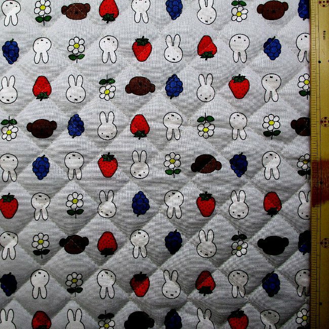 Cotton （Patterned Cloth） - Q- キルティング 生地 布 ミッフィー （ 薄グレー系 ) 柄番号45 （ 2026 ) キルト 生地幅-約104cm 表地-シーチング （ 綿100％ ) （ 生地 ミッフィー 生地 ミッフィー柄 生地 ミッフィー 布 生地 生地ミッフィー ミィフィ ミフィ ミッフイー )