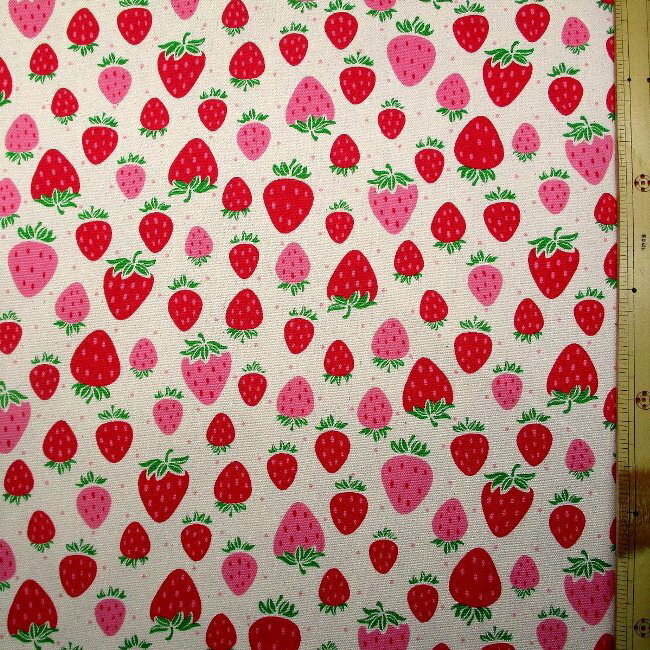 プリント生地 布 イチゴだらけ （ 生成地に赤系 ) オックス（ 綿100％ ）生地幅−約110cm （ 生地 いちご 生地 イチゴ 生地 イチゴ生地 いちご生地 フルーツ 生地 いちご柄 生地 柄 イチゴ 果物くだもの フルーツ 女の子 )