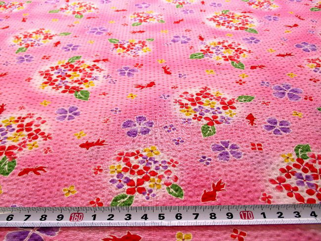 リップル 生地 （ サッカー生地 ) 金魚とあじさい （ ピンク系 ) 生地幅－約110cm（ 綿100％ ） （ リップル 金魚 リップル あじさい リップル リップル生地 あじさい リップル生地 金魚 リップル生地 リップル 花柄 リップル リップル生地 花柄 )