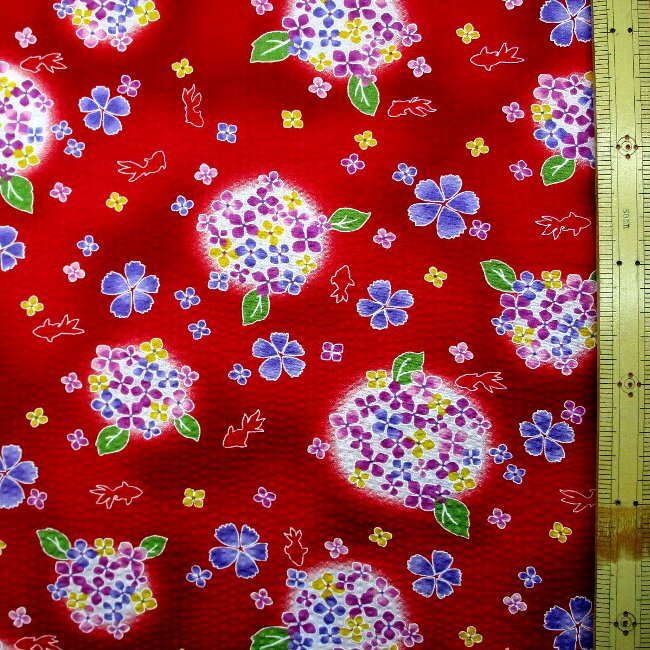 リップル 生地 （ サッカー生地 ) 金魚とあじさい （ 赤系 ) 生地幅－約110cm（ 綿100％ ） （ リップル 金魚 リップル あじさい リップル リップル生地 あじさい リップル生地 金魚 リップル生地 リップル 花柄 リップル リップル生地 花柄 )