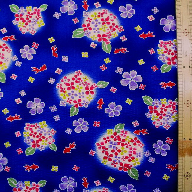 Cotton （Patterned Cloth） - リップル 生地 （ サッカー生地 ) 金魚とあじさい （ 紺系 ) 生地幅－約110cm（ 綿100％ ） （ リップル 金魚 リップル あじさい リップル リップル生地 あじさい リップル生地 金魚 リップル生地 リップル 花柄 リップル リップル生地 花柄 )
