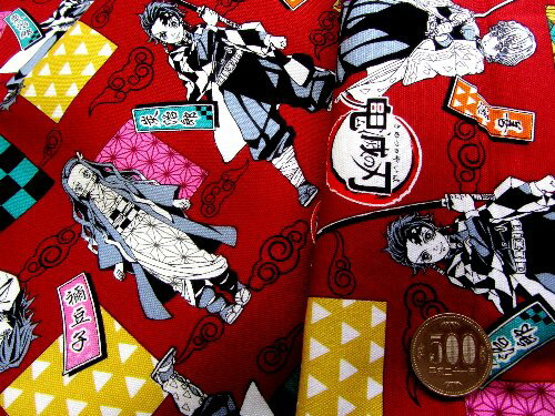 ＜ ハギレ 40cm ＞ ＜正規ライセンス品＞ 鬼滅の刃（ きめつのやいば ) （ えんじ ）柄番号4 オックス （ 綿100％ ) 生地幅−約108cm( 炭治郎 禰豆子 )