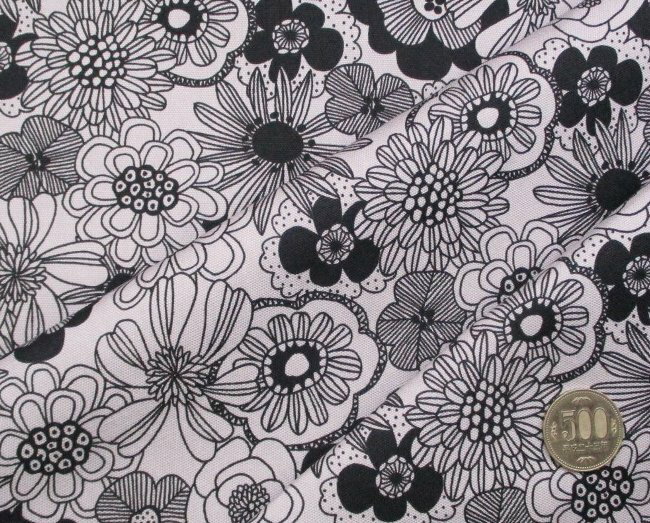 プリント生地 布 北欧風 モノクロ フラワー （ ピンクグレー地に黒系 ) オックス（ 綿100％ ）生地幅－約108cm （ 生地 北欧 生地 北欧風 花柄 フラワー モノトーン ブラック かわいい 可愛い おしゃれ 女の子 子供 シンプル デザイン )