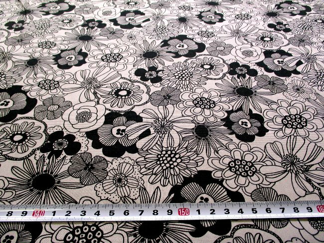 プリント生地 布 北欧風 モノクロ フラワー （ ピンクグレー地に黒系 ) オックス（ 綿100％ ）生地幅－約108cm （ 生地 北欧 生地 北欧風 花柄 フラワー モノトーン ブラック かわいい 可愛い おしゃれ 女の子 子供 シンプル デザイン )