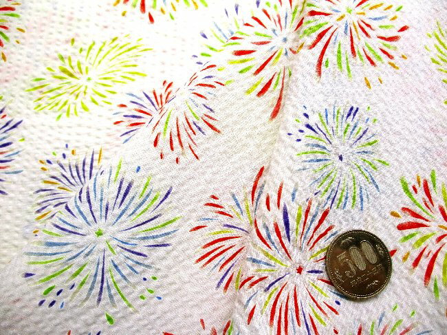 ★残りわずかです（廃番になりました） 　リップル生地 （ サッカー生地 ) 花火 （ オフホワイト系 ) 生地幅－約108cm（ 綿100％ ） （ リップル 布 浴衣 ゆかた 甚平 ジンベイ じんべえ パジャマ 夏素材 ベビー アイボリー色 はなび お祭り )